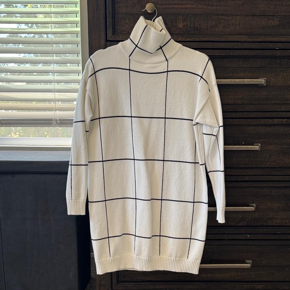 Elegant White Grid Turtleneck Sweater
